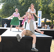 Angermaier Galopp in Tracht Modenschau am 09.08.2015 auf der Galopprennbahn Riem (©Foto: Martin Schmitz)